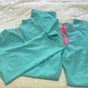 Figs Scrub Set.  Top XS and Pants S. Price is firm.  I’m taking a loss.